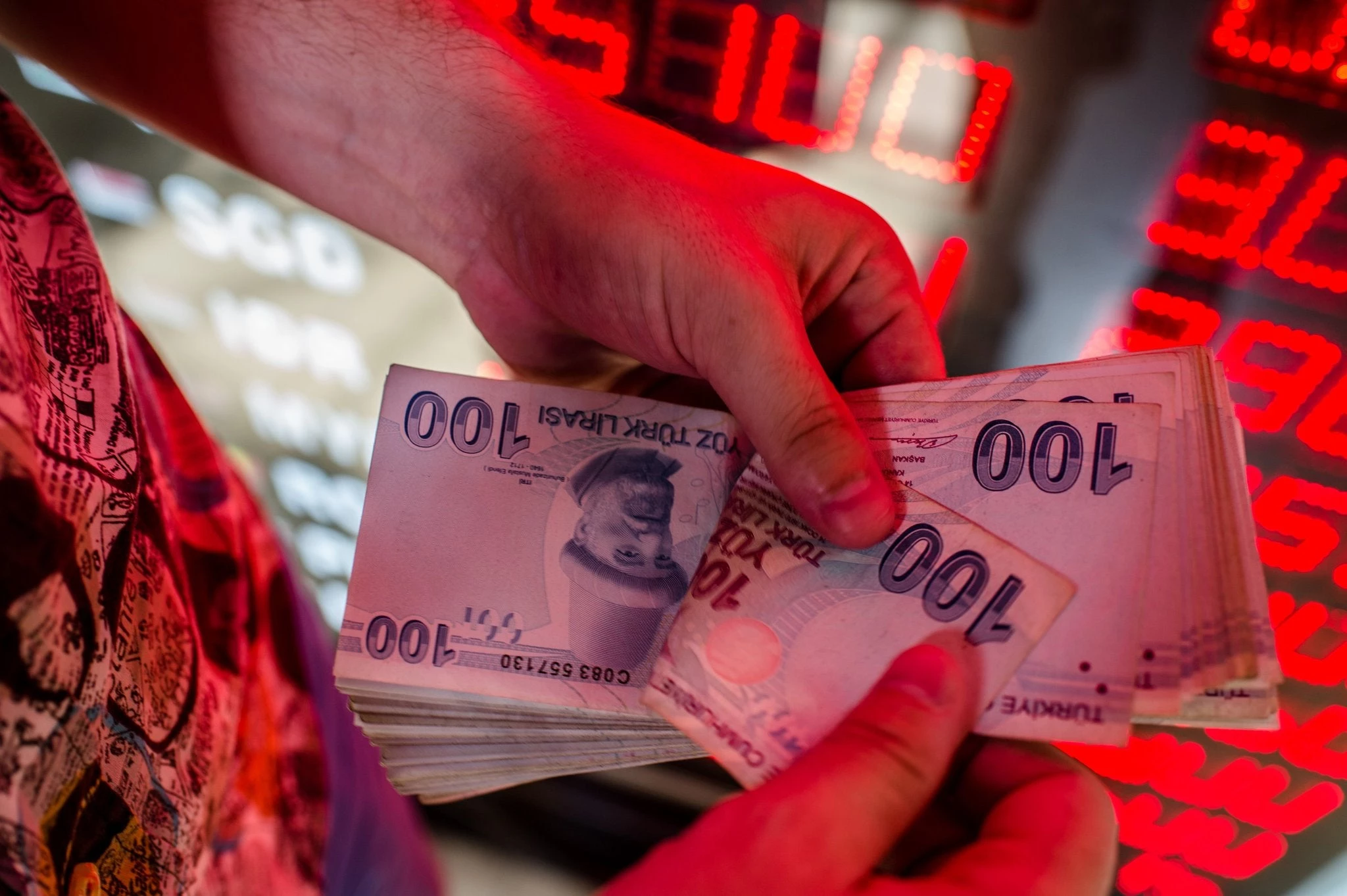«Θάνατος σε κάθε τι αμερικανικό»: Σκηνές αλλοφροσύνης στην Τουρκία: «Λουκέτα» σε McDonald’s και Starbucks – Πυροβολούν, σκοτώνουν, πετάνε…